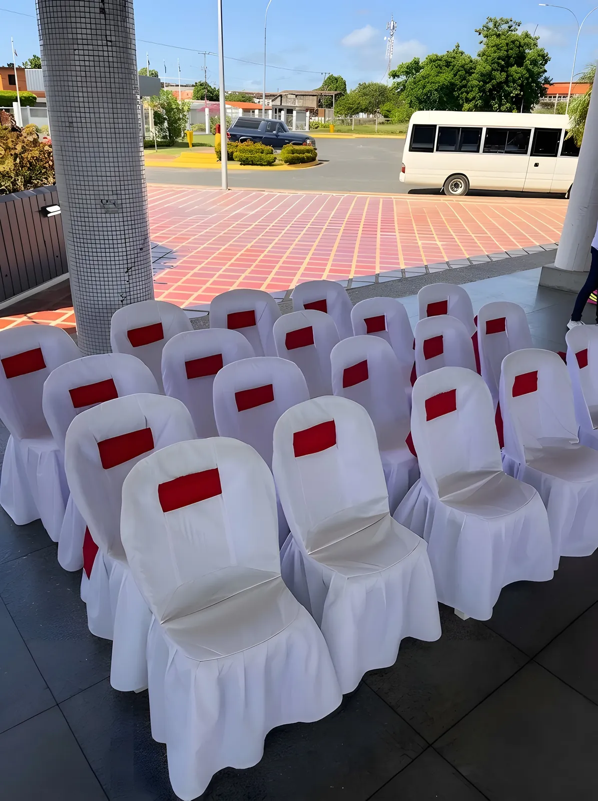 Sillas vestidas listas para el evento.